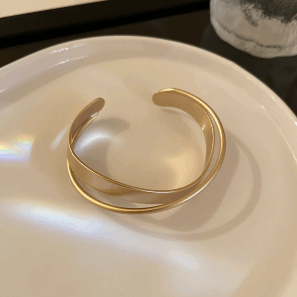 Orbit Twist Cuff