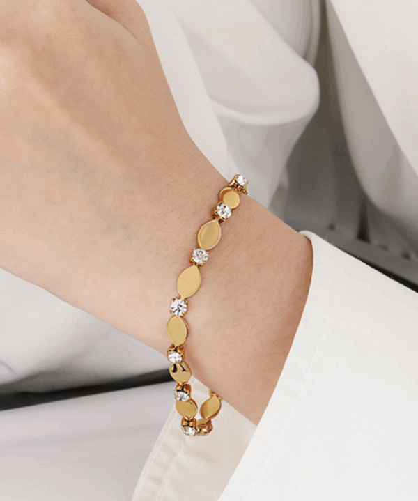 b50be3f0189f51412897456826c5056 Daisy Zircon Charm Bracelet – Titanium Steel Adjustable Chain