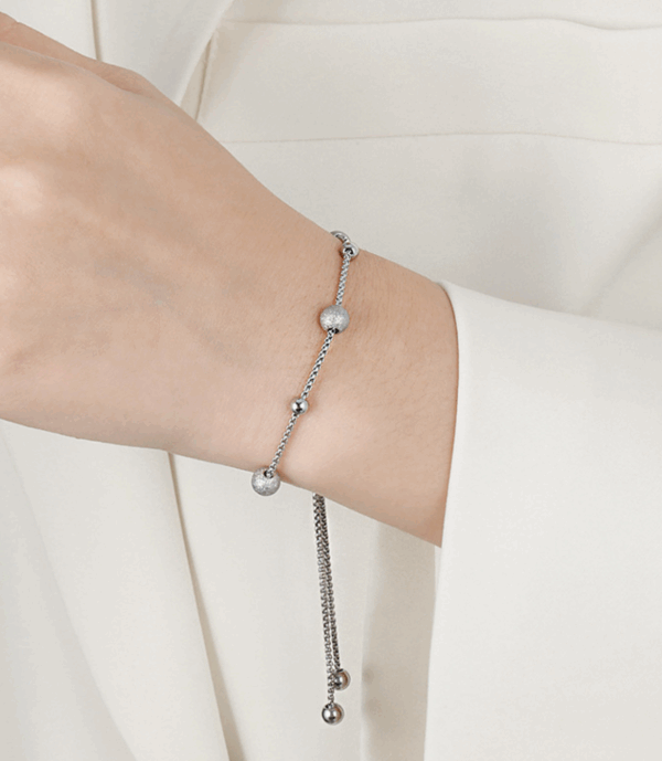 f172d6983810c8566f38f682804d92a Golden Daisy Chain Bracelet – Titanium Steel with Zircon Petals